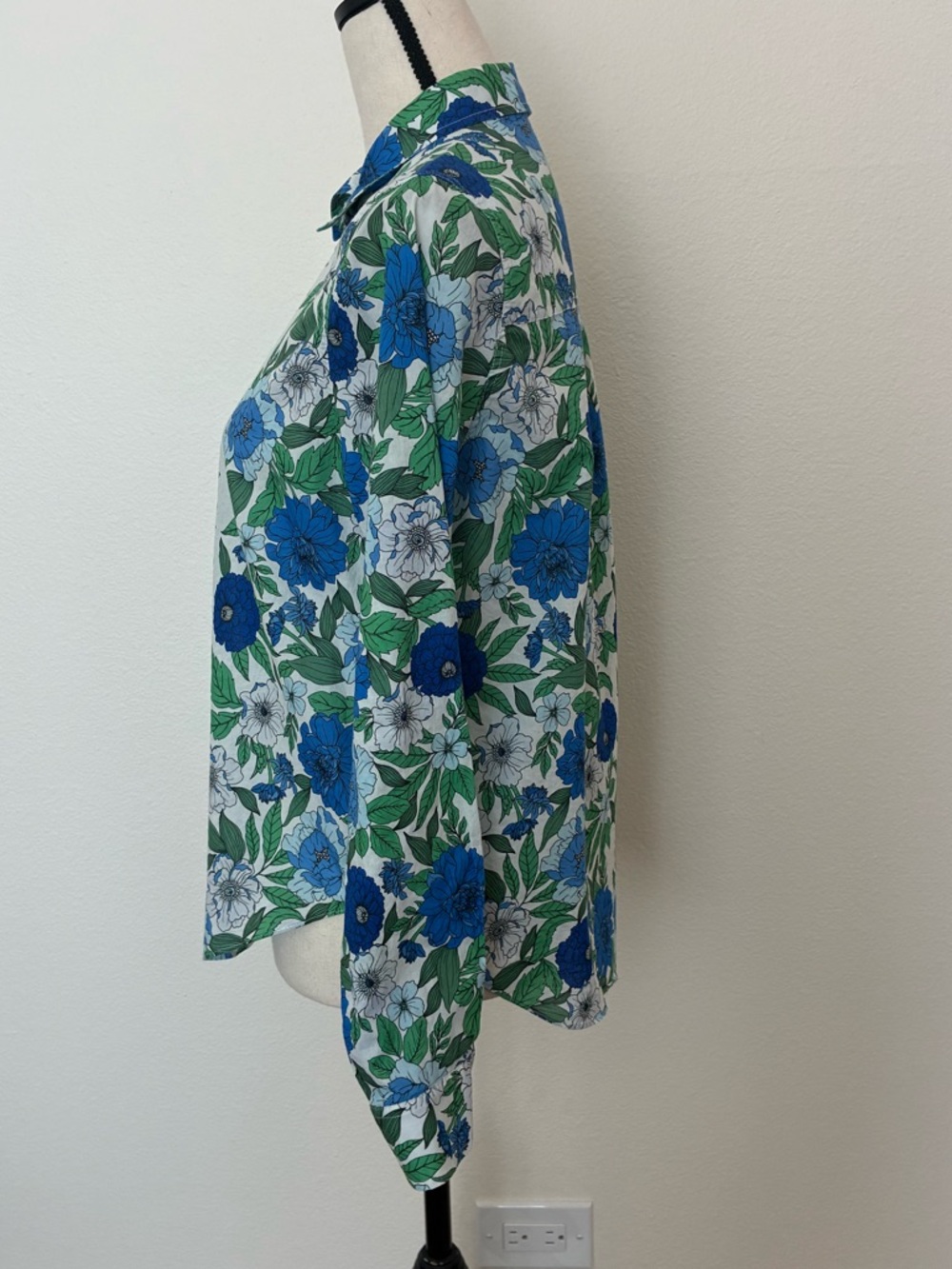 Elie Tahari Floral Button Down Shirt - Picture 4 of 9